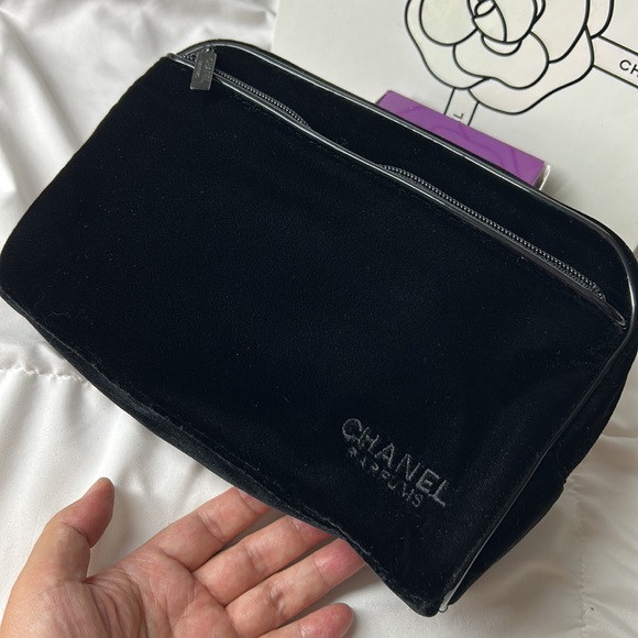 🖤CHANEL PARFUMS black velvet clutch or makeup pouch NEW - Picture 3 of 17